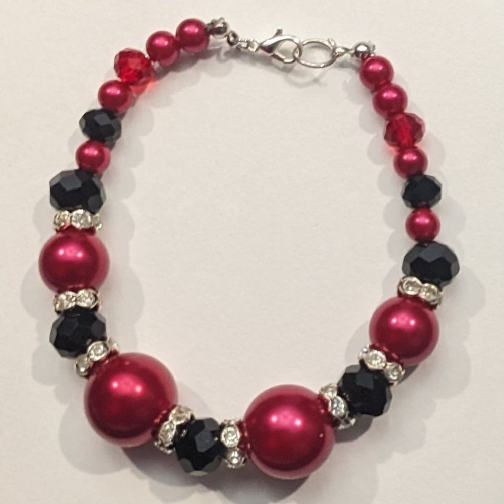 Red and Black Beaded Clasp Bracelet